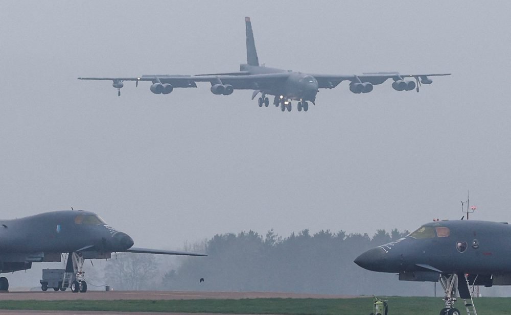Cinco suspeitos de planejar ataque terrorista a base aérea no Reino Unido são liberados sob fiança