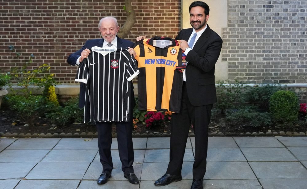 Lula se reúne com prefeito de Nova York e troca camisa do Corinthians por uniforme da cidade