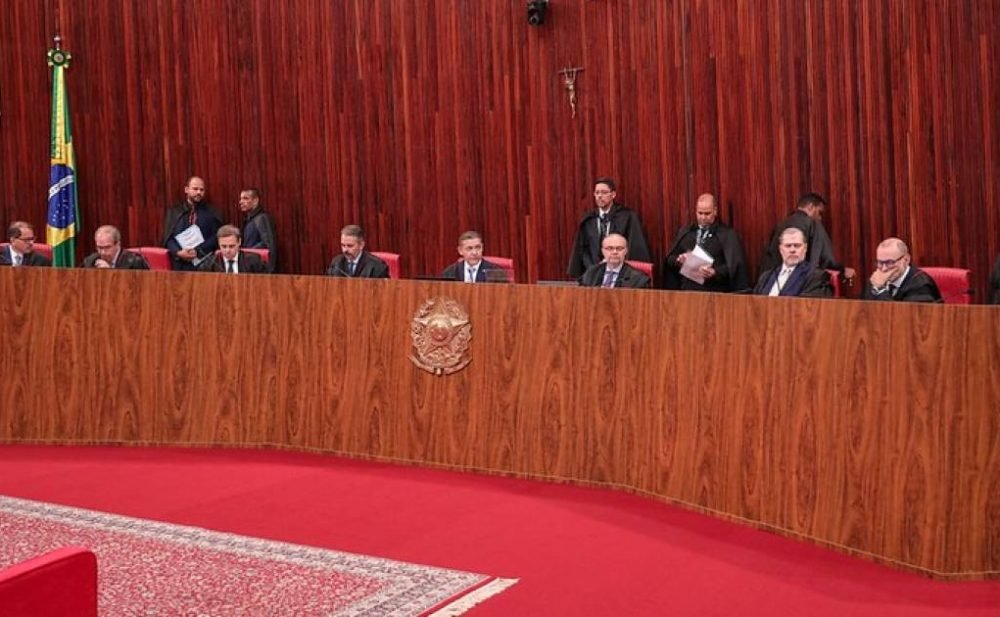 TSE forma maioria para manter derrubada de posts sobre Aparecida e Flávio Bolsonaro