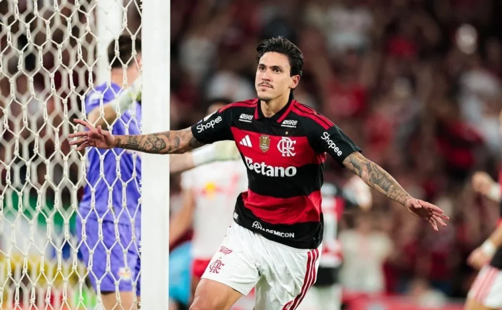 Flamengo vence Bragantino no Maracanã e amplia vantagem na liderança do Brasileirão