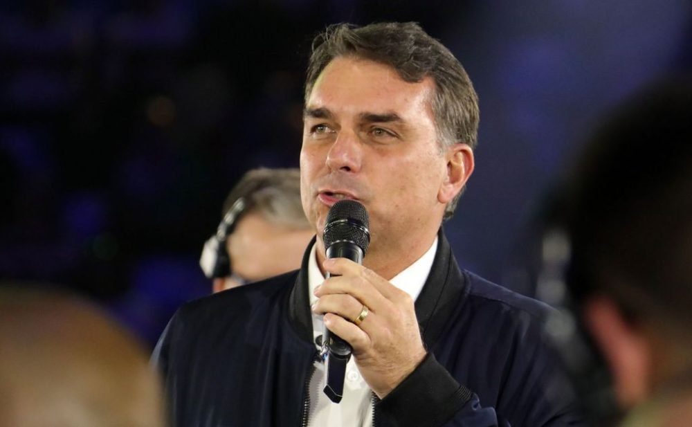 Campanha de Flávio Bolsonaro restringe falas de aliados na reta final do 1º turno