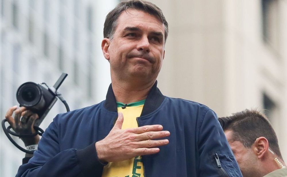 Equipe de Flávio Bolsonaro estuda corte de R$ 300 bi em gastos se ele vencer eleição
