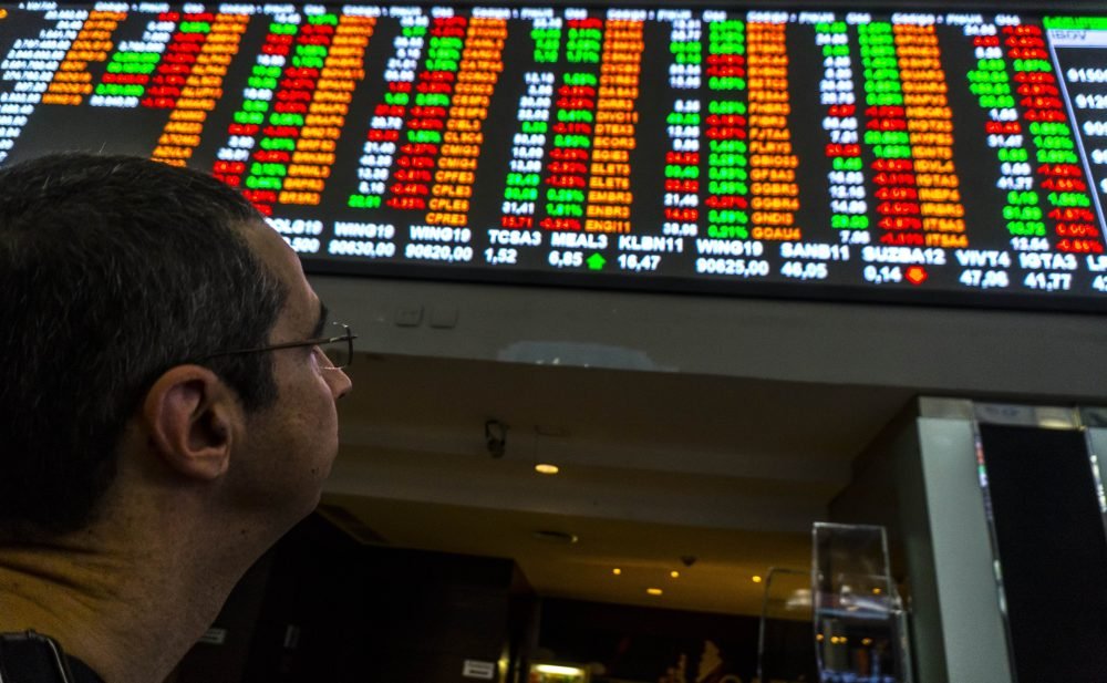 Ibovespa cai 0,47% pressionado por bancos e Vale; dólar sobe a R$ 5,119