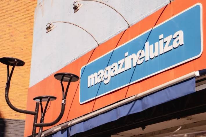 Ações do Magalu disparam 32% em setembro após acordo com Mercado Livre