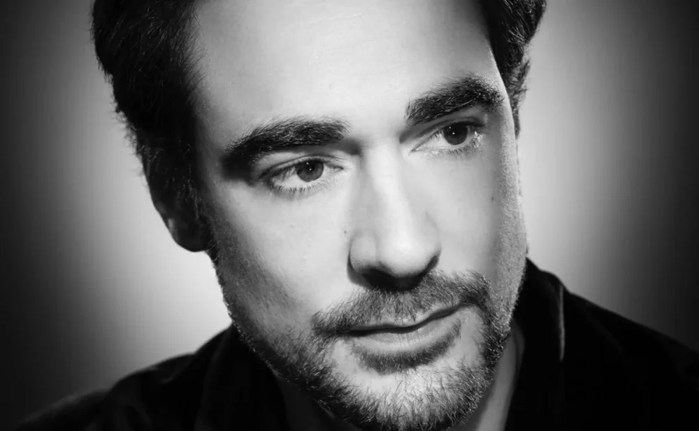 Ator francês morre aos 43 anos após eutanásia motivada por dor crônica