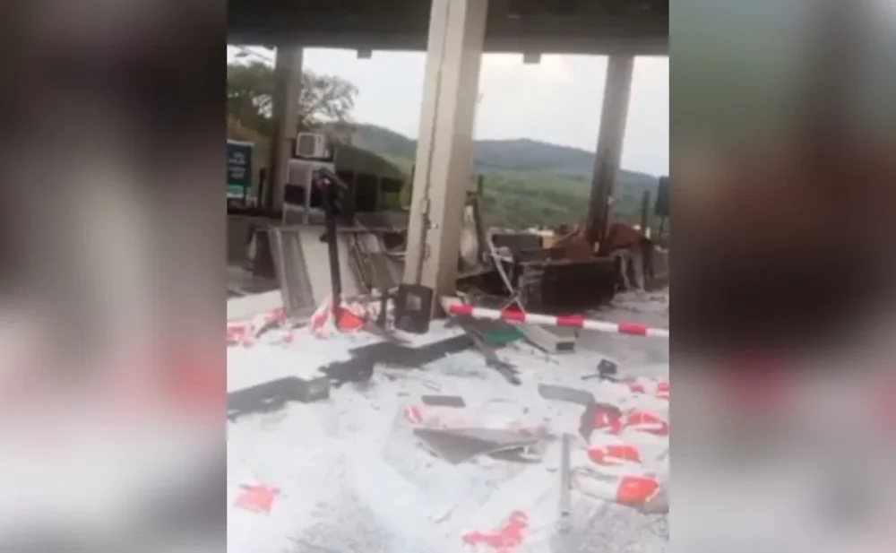 Caminhoneiro colide veículo contra cabine de pedágio em MG e é preso