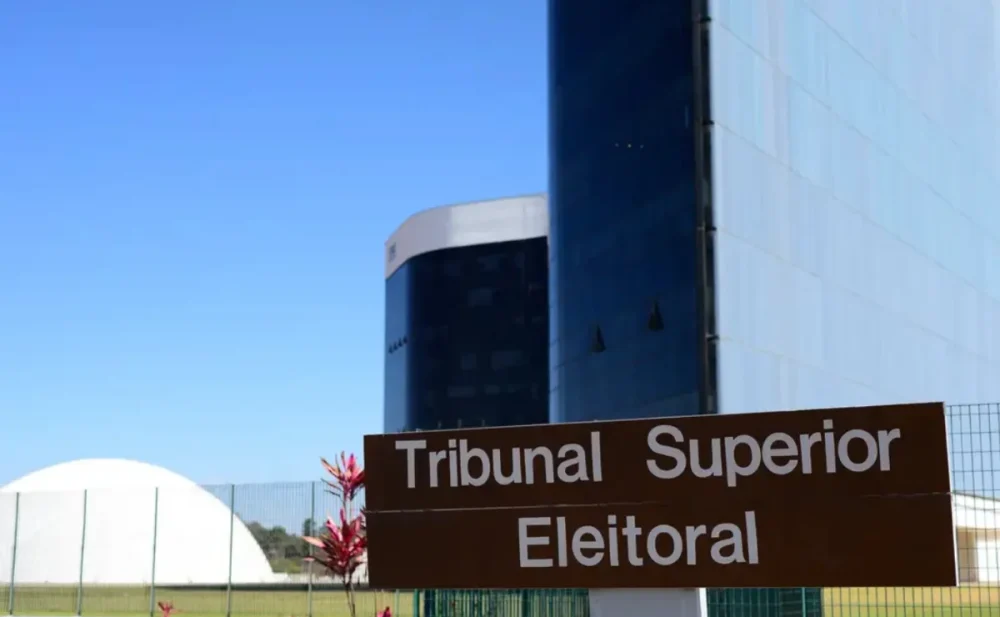 PT aciona TSE contra propaganda de Flávio que chama Lula de 'pai do Tigrinho'