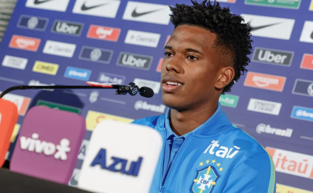 Estêvão minimiza poucas chances no Chelsea: 'Cada técnico tem seu jeito'