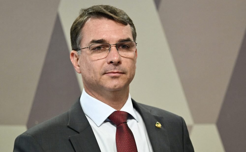 Flávio Bolsonaro viajou em jatinho ligado a Vorcaro e de investigado no caso INS