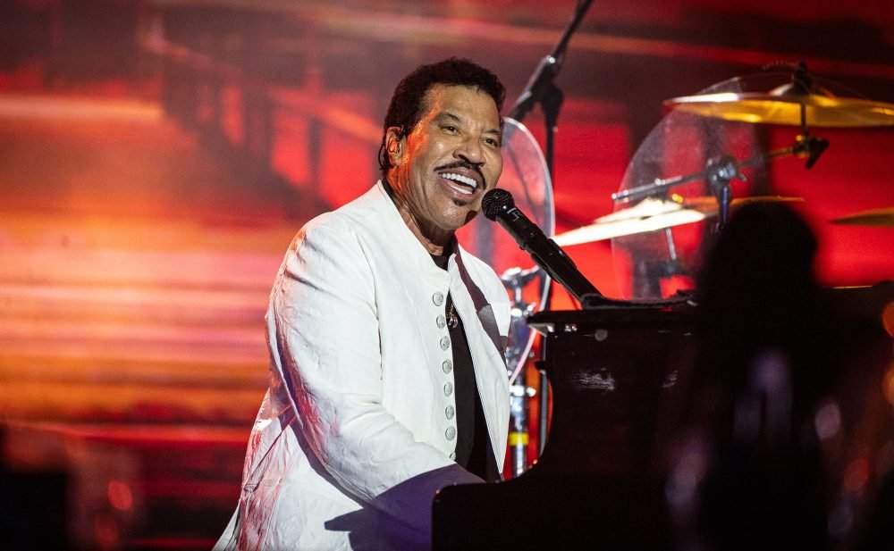 Lionel Richie realiza procedimento cardíaco e cancela shows nos EUA