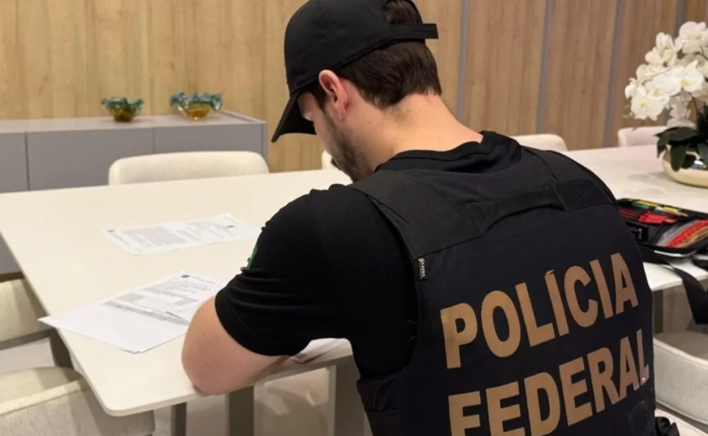 Trio é preso com material para fabricar R$ 2,4 milhões em notas falsas em Goiás