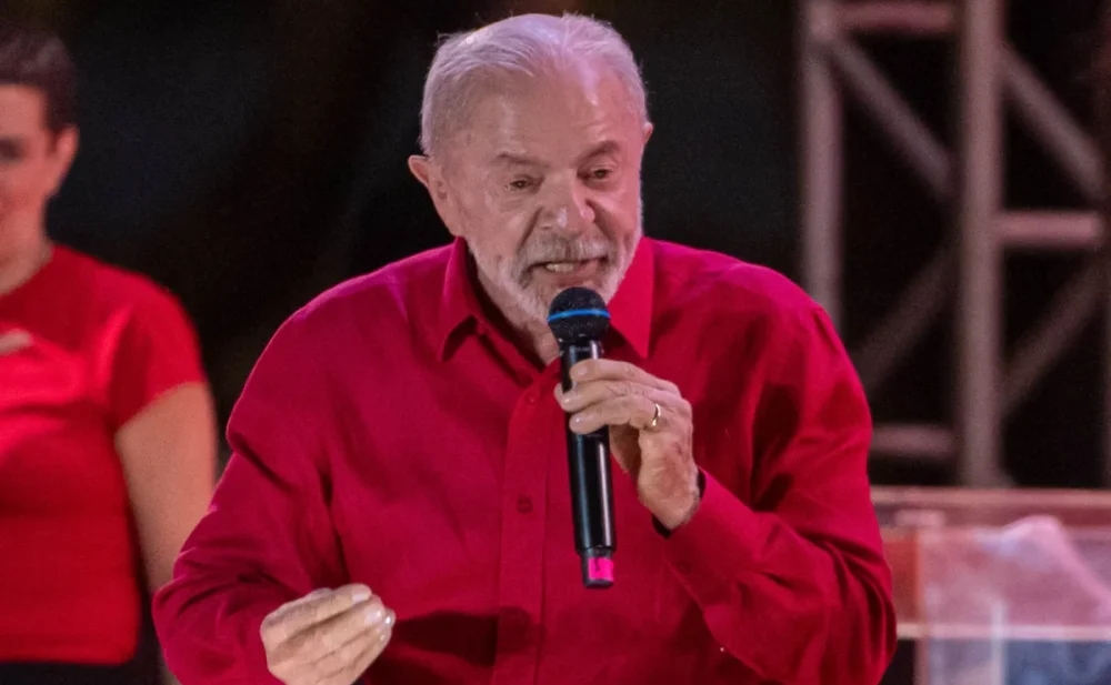 Lula diz que Flávio quer vencer eleição para soltar Bolsonaro da prisão