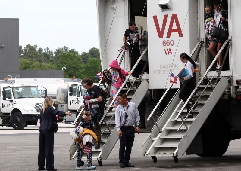 Governo Trump anuncia que receberá 17,5 mil refugiados sul-africanos brancos em 2027