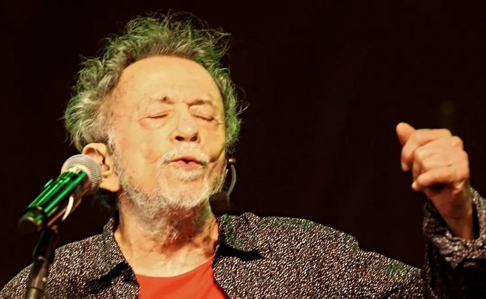 Tom Zé ganha álbum ao vivo e participa de show do Pato Fu às vésperas dos 90 anos