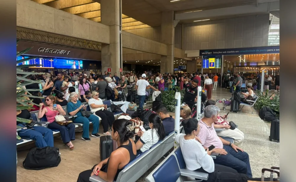 Buraco na pista de Confins causa cancelamentos e passageiros relatam horas de espera