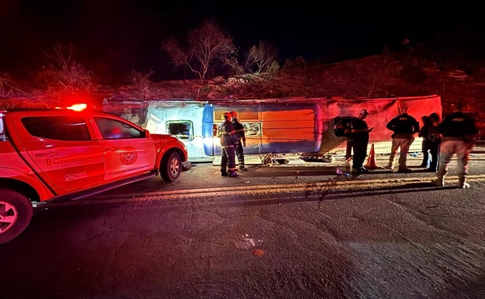 Acidente com ônibus de turismo deixa três mortos e 44 feridos na BR-262