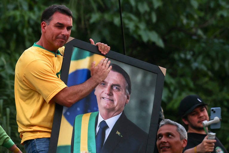 PGR não se opõe a visita de Flávio Bolsonaro ao pai em prisão domiciliar