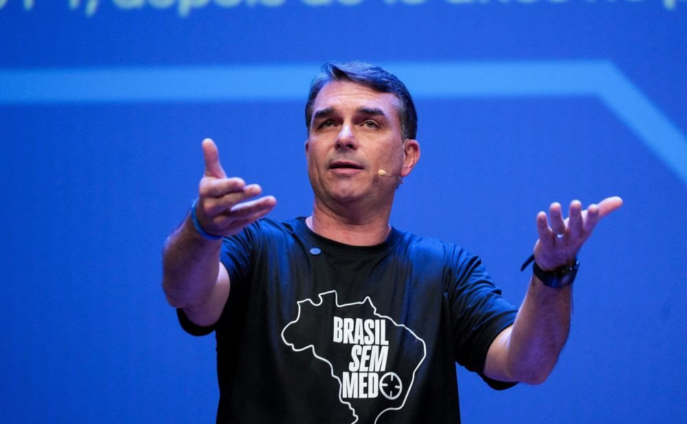 Flávio Bolsonaro desiste de participar do debate da Globo após decisão do TSE