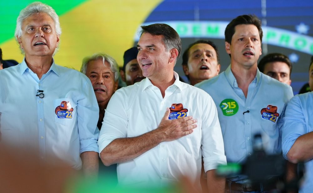 Flávio Bolsonaro explica que fala sobre mudar Constituição se refere a reforma do STF e fim da reeleição