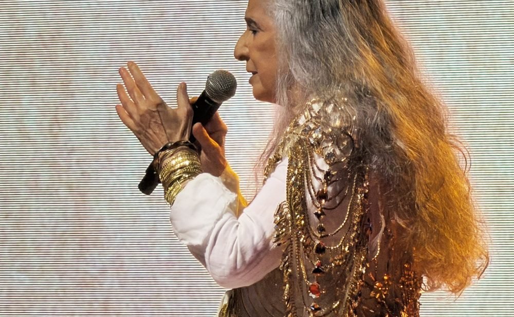 Maria Bethânia libera três faixas de show dos 60 anos de carreira