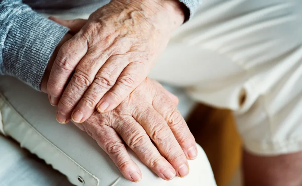 FDA aprova novo medicamento para Parkinson com ação direcionada no cérebro