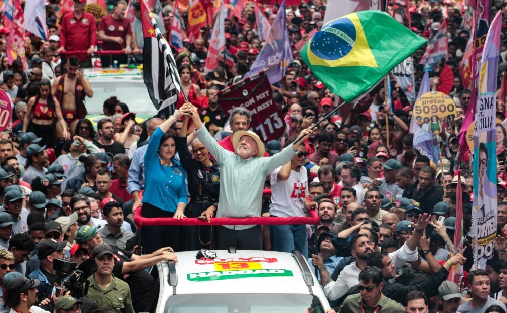 Lula chama adversário de "chefe de quadrilha" em último ato antes do 1º turno