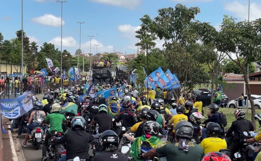 Flávio Bolsonaro faz motocarreata com Tarcísio em SP na véspera do primeiro turno